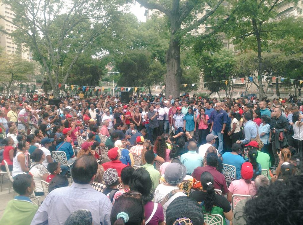 JacquelinePSUV's tweet photo. Desde la Plaza Bolívar del valle el pueblo patriota rechaza los actos de terrorismo y violencia. #AnteElTerrorTrabajoYPaz https://t.co/j7z3apYo3U