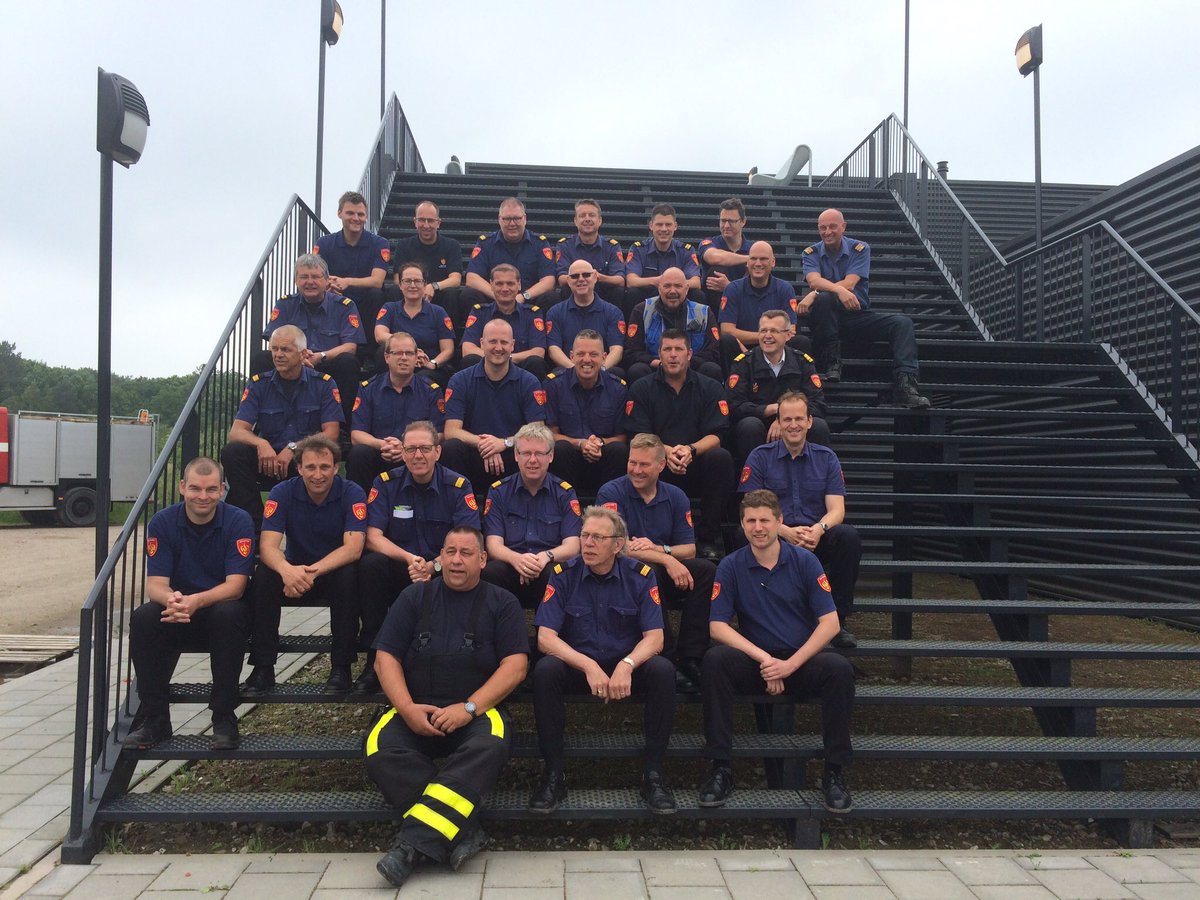 Vakbekwaam_ZHZ's tweet photo. Begin mei meerdaagse oefening voor onze Officieren van Dienst. Vandaag voorbereiding met waarnemers @Bar_s_t en @huibfran #oploopje https://t.co/EW8FAYoUQc