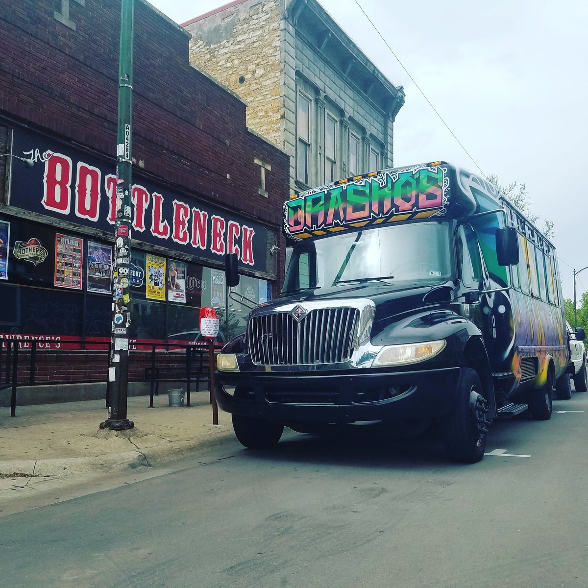 TheBottleneck's tweet photo. A MATCH MADE IN HEAVEN!

The Bottleneck and Drasko's food truck are coming together to bring u cheap drinks and delicious food all day long! https://t.co/SKqaVCC6iE