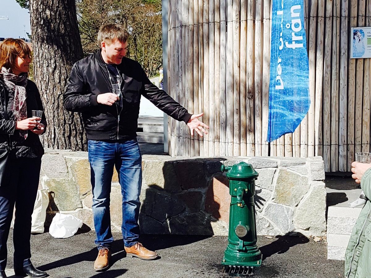 SBGcentern's tweet photo. Vår gruppledare @SBGstefan invigde idag den nya pumpen i Tornparken. En gåva från #Norrvatten som #Sundbyberg var med om att grunda 1926. https://t.co/CunuVBhrBk