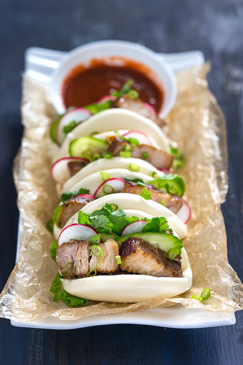 The most fantastic Gua Bao - Taiwanese Pork Belly Steamed Buns! With 10 hr sous vide piggy tum and crunchy veggies ow.ly/AS5G30b42KV