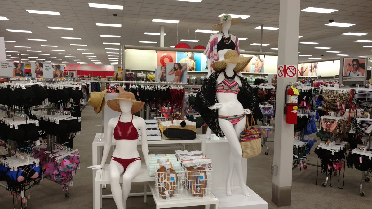 Seasonal mannequin moments are up and standing tall! Great job Teryn!! <a href="/bomber_13/">Teryn.Perez</a> <a href="/DrewGuenther/">Drew Guenther</a> @alisonjstephen