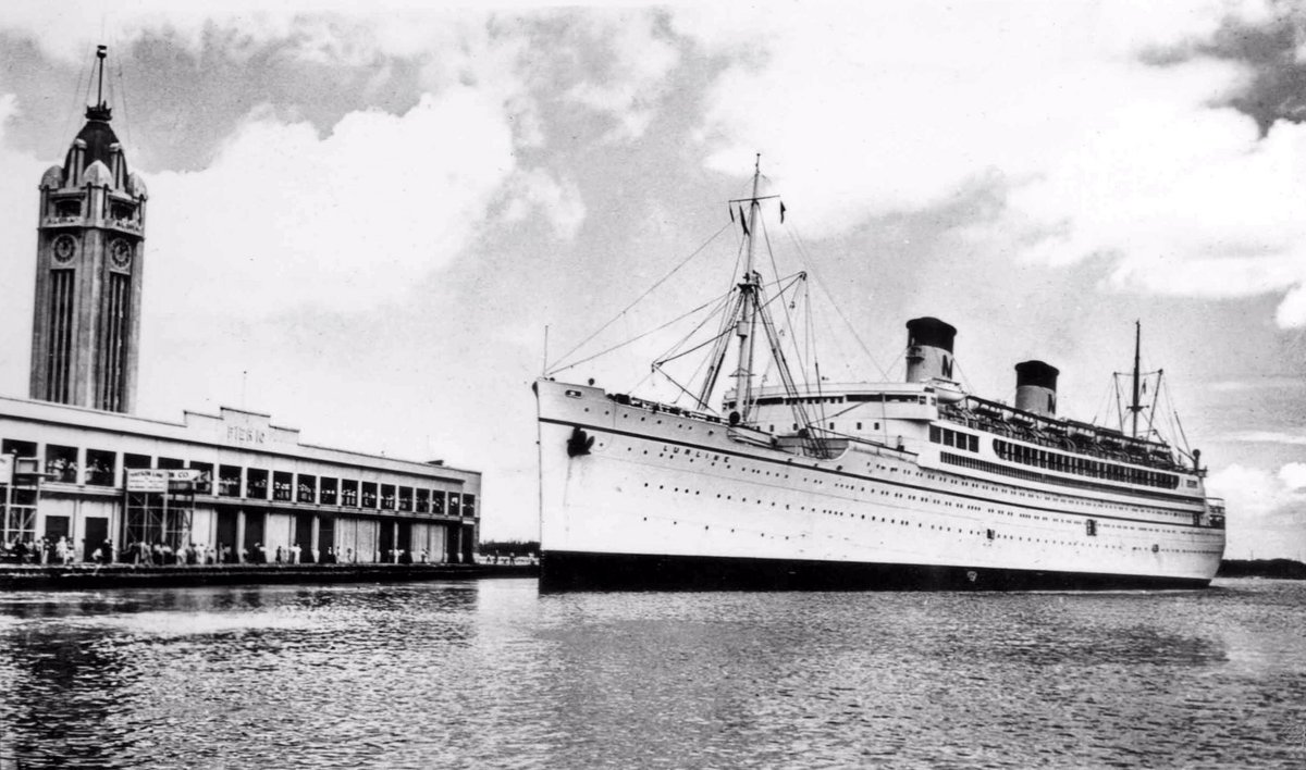 SS Lurline at Honolulu Harbor Pier 10 in the 1930s.