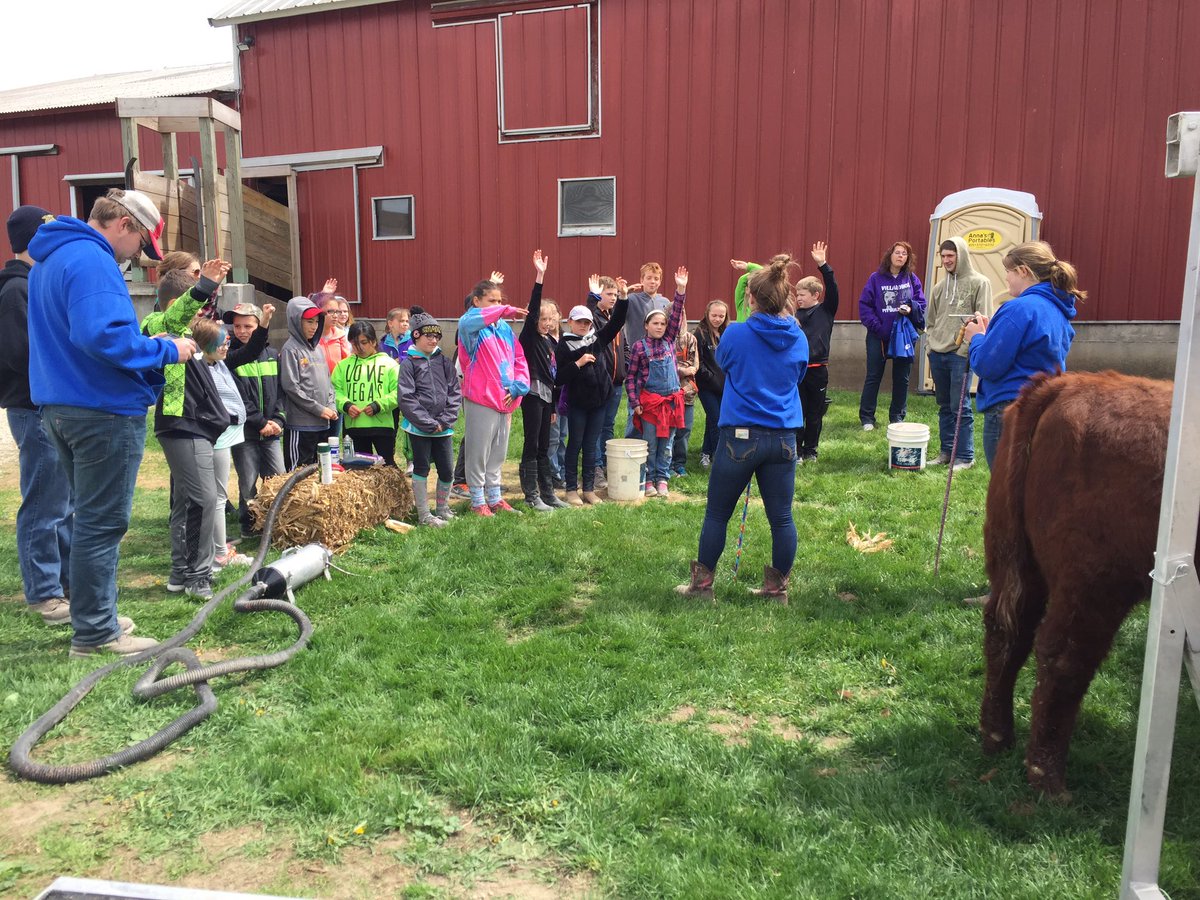 SomHSag's tweet photo. #slsffa living to serve by volunteering at 4th grade on the farm #bobcats432 https://t.co/Tzz5SaKaFs