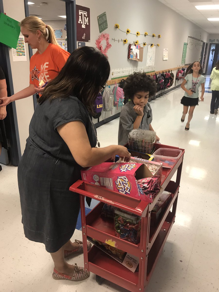 BoenkerMelissa's tweet photo. Kids love the STAAR cart. You get rewarded for the great hard STAAR preparation work! #HighPointElem #WeAreNavasota. https://t.co/hK1D5NJk8I