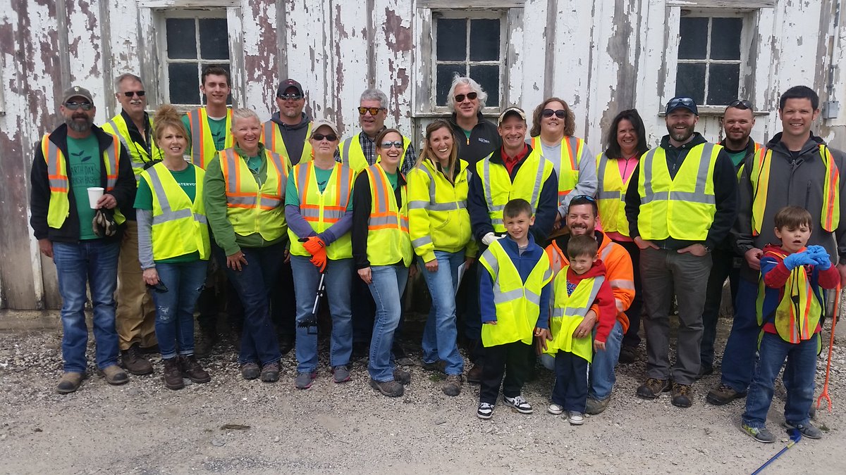 DSMH2O's tweet photo. . @DSMH2O employees ready to work at Water Works Park for #TrashBash2017 https://t.co/oFy1RpDc1V