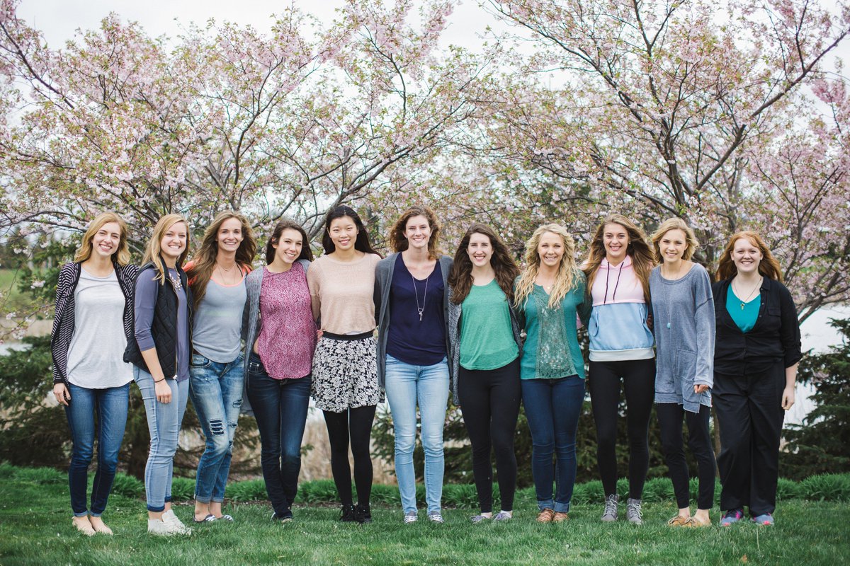 CornerstoneVB's tweet image. CUVB had a quick spring photo session today! @gabrielelauren @Hlep3 @EllieVanLaar @Madison_Elise4 @kenziengelsma @paetynn4 @Jackie_95_S
