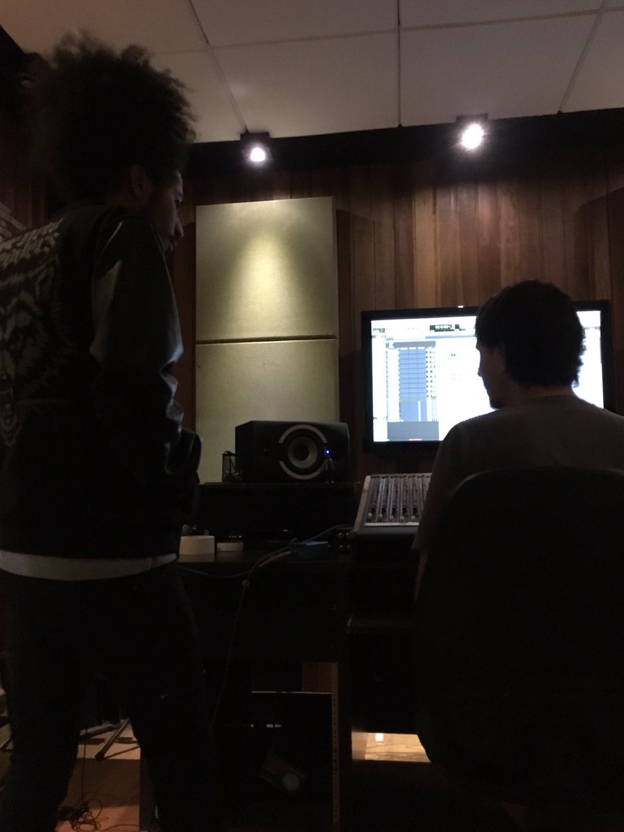 Bellize's tweet photo. Estamos em Sampa gravando o novo EP da Bellize, torçam por nós! #GOBELLIZE https://t.co/3GLee7lZdi