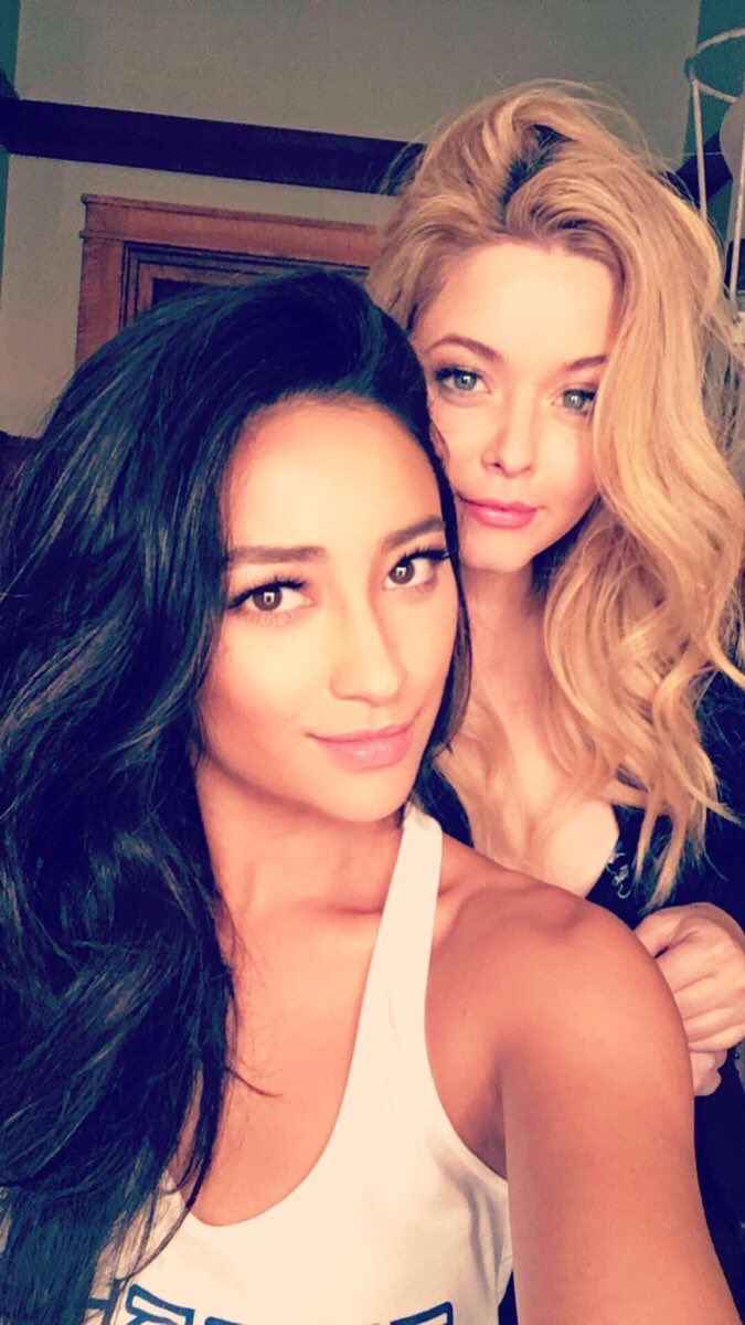 chloeei38's tweet photo. Emison or paily 👭

RT : Emison 
Like : paily https://t.co/wCvbws7NF5