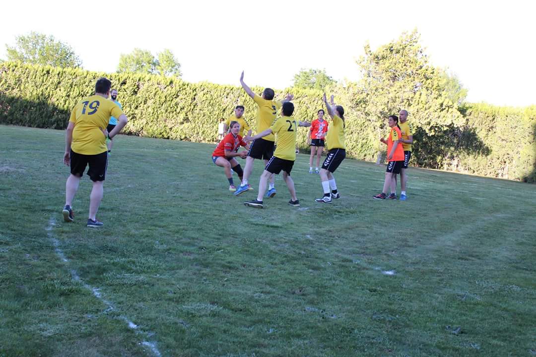 RoyoLDiego's tweet photo. Una gozada contar con @cdmaristaszgz   @BalonmanoCuarte @FARBM_COM en el III TORNEO ARAGONÉS DE BALONMANO HIERBA :-) gracias !! https://t.co/7w0fGCXIui