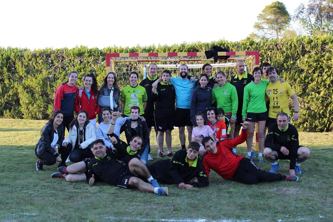 RoyoLDiego's tweet photo. Una gozada contar con @cdmaristaszgz   @BalonmanoCuarte @FARBM_COM en el III TORNEO ARAGONÉS DE BALONMANO HIERBA :-) gracias !! https://t.co/7w0fGCXIui