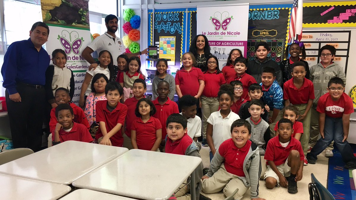 HoustonDynamo's tweet photo. Space farmers! 👩‍🚀🌱

Kevin Garcia and @dynamocharities donated a @GardenNicole Space Garden to Rusk Elementary for #EarthDay. #GreenerGoals https://t.co/DBpwCydmmp