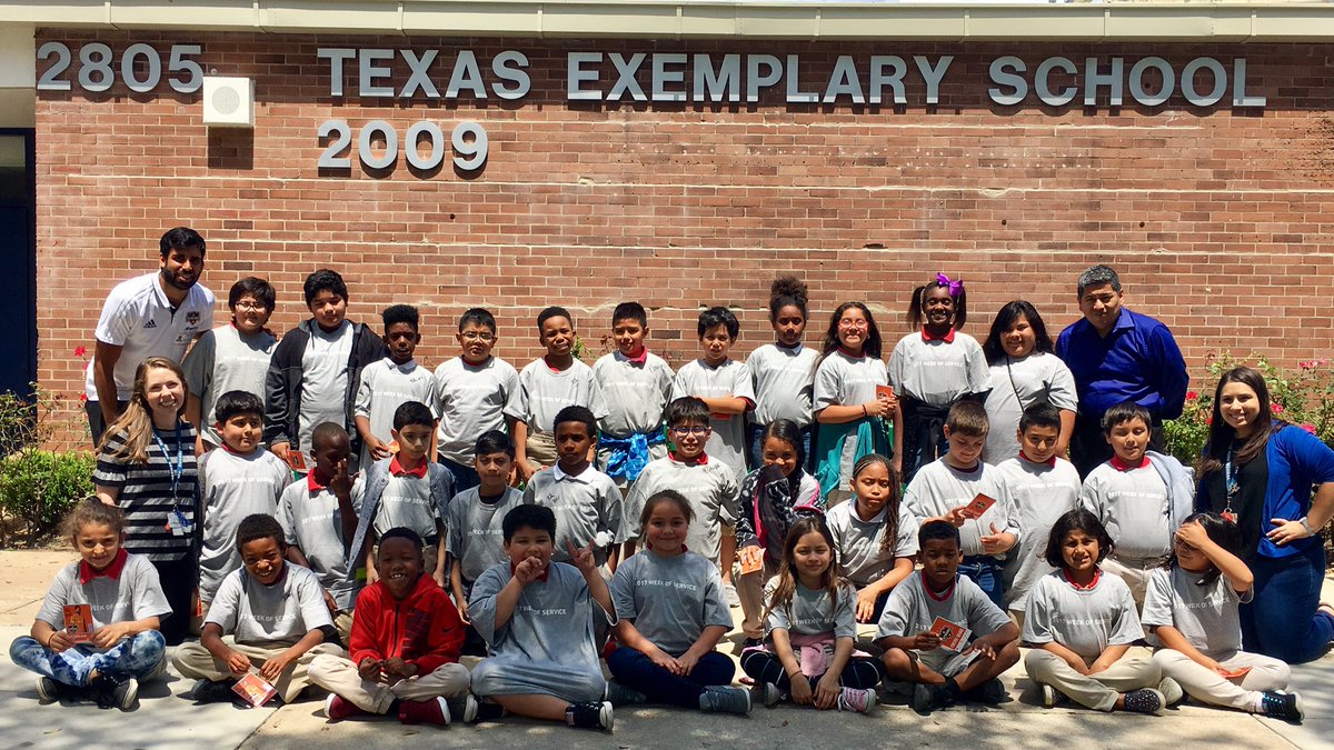 HoustonDynamo's tweet photo. Space farmers! 👩‍🚀🌱

Kevin Garcia and @dynamocharities donated a @GardenNicole Space Garden to Rusk Elementary for #EarthDay. #GreenerGoals https://t.co/DBpwCydmmp