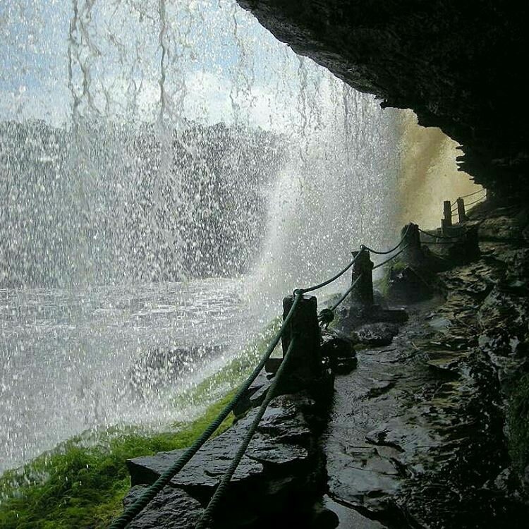 ¿Vivir aventuras? ¡De eso se trata la vida!  Y una de ellas es cruzar el Salto El Sapo, PN Canaima 🌄 - Zona Suroriental del país.