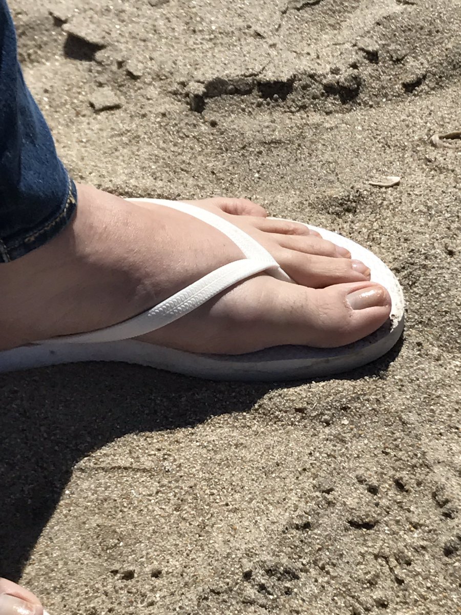 CTootsies7's tweet photo. Sun brings fun...and I had to take these #SpringSoles to the beach! Wouldn't YOU like to play with these sand toys? #FlipFlops https://t.co/Ibn4CNYFeA