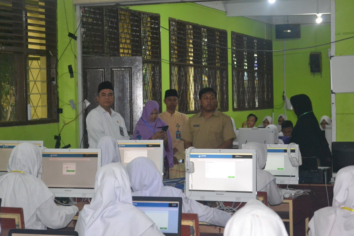 MANBatam1's tweet photo. Ada Pak Kemenag juga, Bapak Zulkifli Aka, M.Si. yang sejak pagi sudah memantau dan memberi wejangan kepada para siswa. https://t.co/qUiZtI4DtE