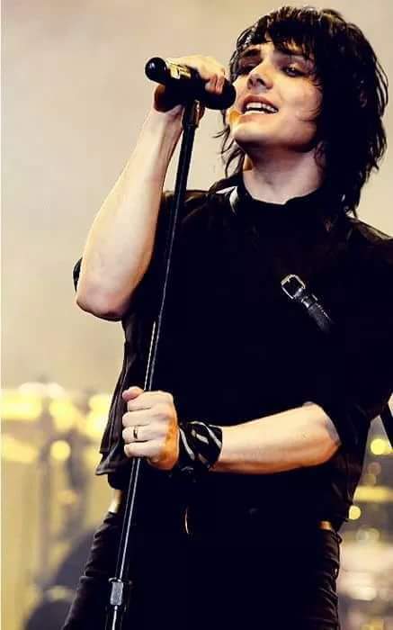 Happy birthday to the amazing Gerard way. We love you so much 