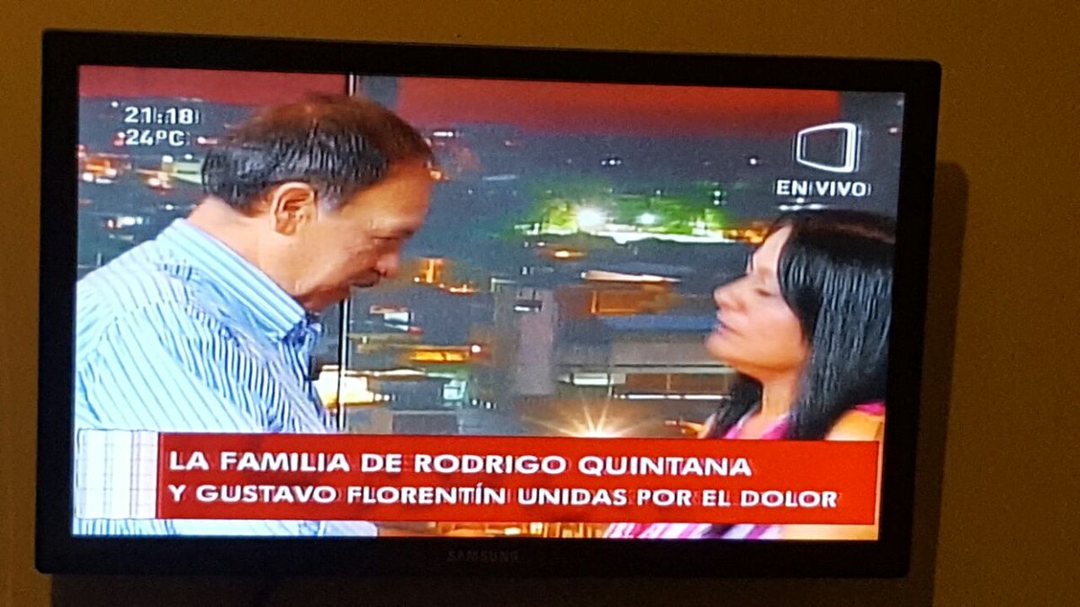 latelePy's tweet photo. Mamá del suboficial abraza y pide perd��n al papá de Rodrigo Quintana. #Señales https://t.co/ttLB5iT5Pw