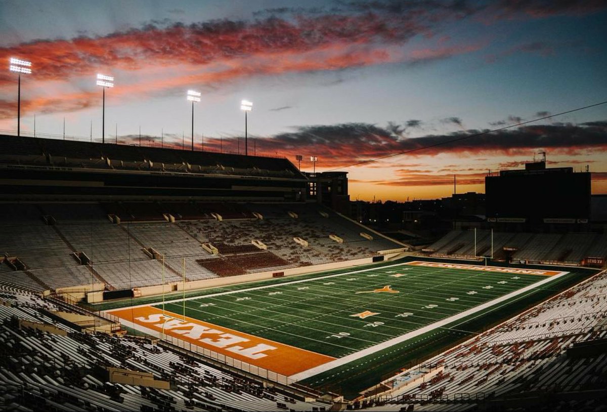 JawaunSr's tweet photo. @_GaryJohnson @_KDOT87 @98_Untouched Ready to Play In Front 110,000 @DKRStadium Rep @TexasFootball to Da Fullest #HookEm #RevolUTion18 🤘🏆🐂🏈 https://t.co/IgzpBpkHZr