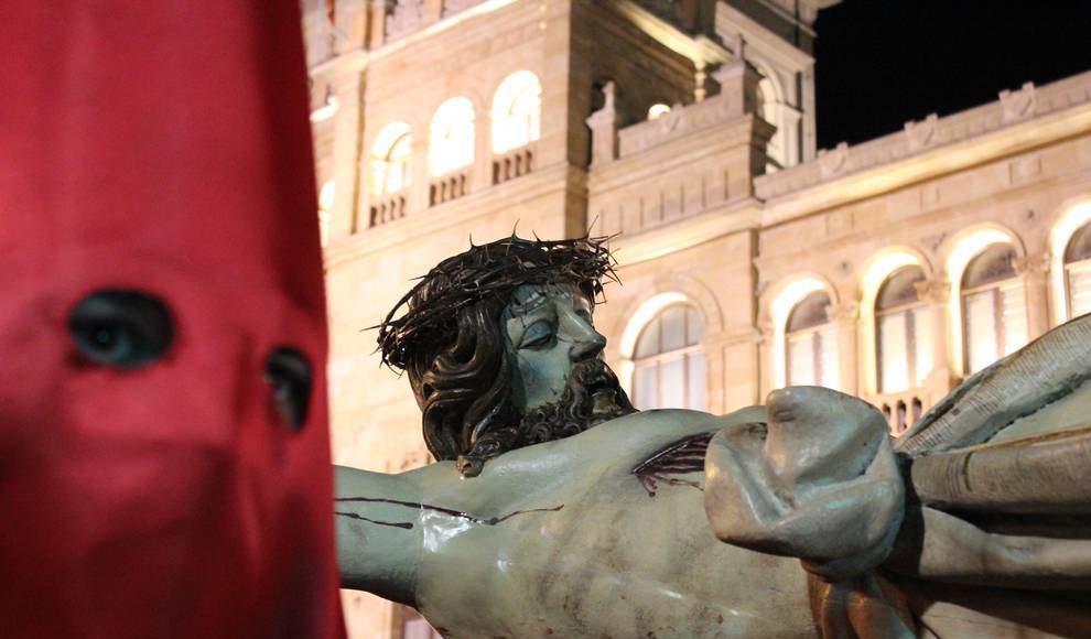 TribunaVa's tweet photo. El Santísimo Cristo de los Trabajos abarrota el centro de Valladolid @SemanaSantaVLL @VCofrade @SietePalabrasVA
 https://t.co/sQxmT8LQV2 https://t.co/8b2NcqV6hi