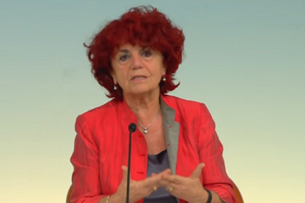 Adnkronos's tweet photo. "Mi può chiamare ministra o è complicato?", Fedeli rimprovera giornalista https://t.co/TNlviFI4xF https://t.co/gAmzf3dNaX
