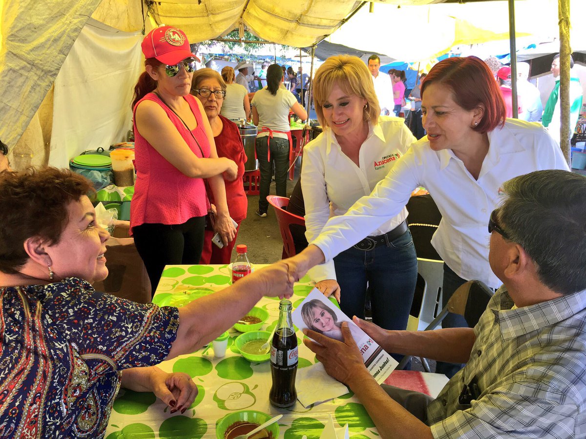 luciaazucena's tweet photo. En compañía de mi amiga y compañera de fórmula @chayitocts seguimos escuchando a la gente y haciendo compromisos en el #DistritoXV #VotaPRI https://t.co/6bSqdhYGsR