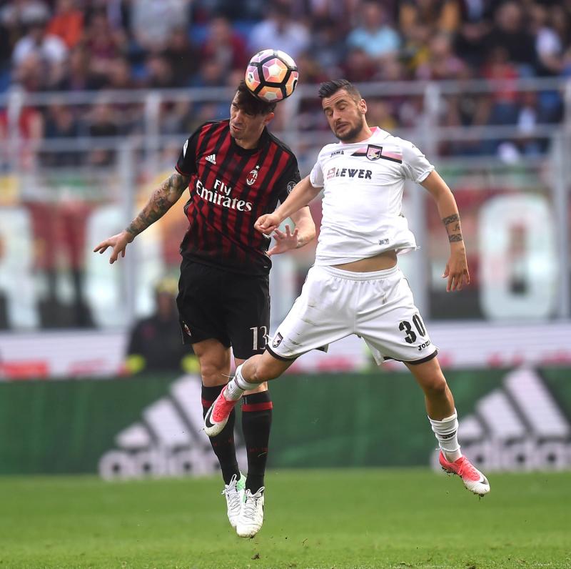 Aerial battle between Alessio Romagnoli and Nestorovski; photo: AC Milan