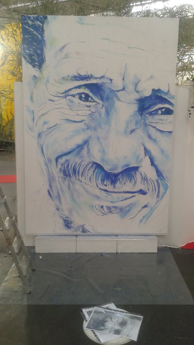Avec_AL1's tweet photo. @Terre_Humanisme Le portrait de Pierre Rabhi en cours de réalisation sur Angers. Pierre Rabhi: un grand monsieur: 2m50, pastels secs. https://t.co/r2dglbybZe