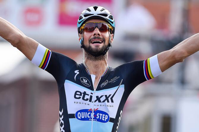 arnetant's tweet photo. Bedankt voor de prachtige jaren Tom! Niemand, maar ook niemand kan jou opvolgen. Merci Tom #ParisRoubaix #vivetom @tomboonen1 https://t.co/M49o3ILMkP