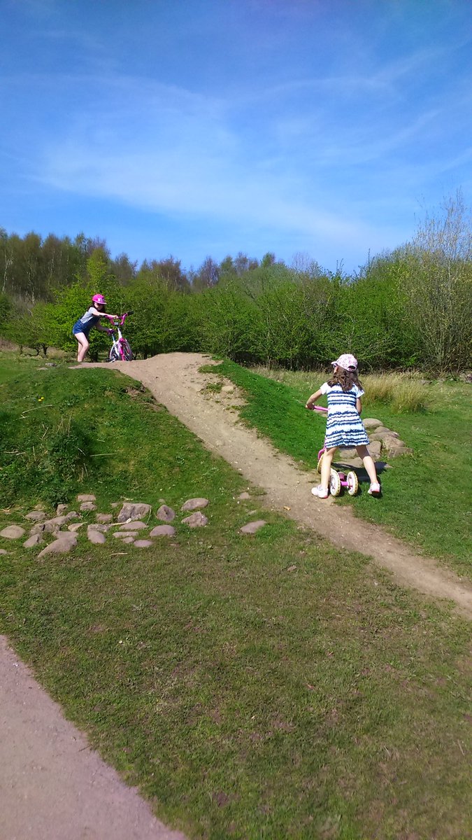 Dawnmag79's tweet photo. @ysgolbryncoch Lovely spring time walk at Alyn Waters in the sun #Springhomework https://t.co/n80UQAdKuT