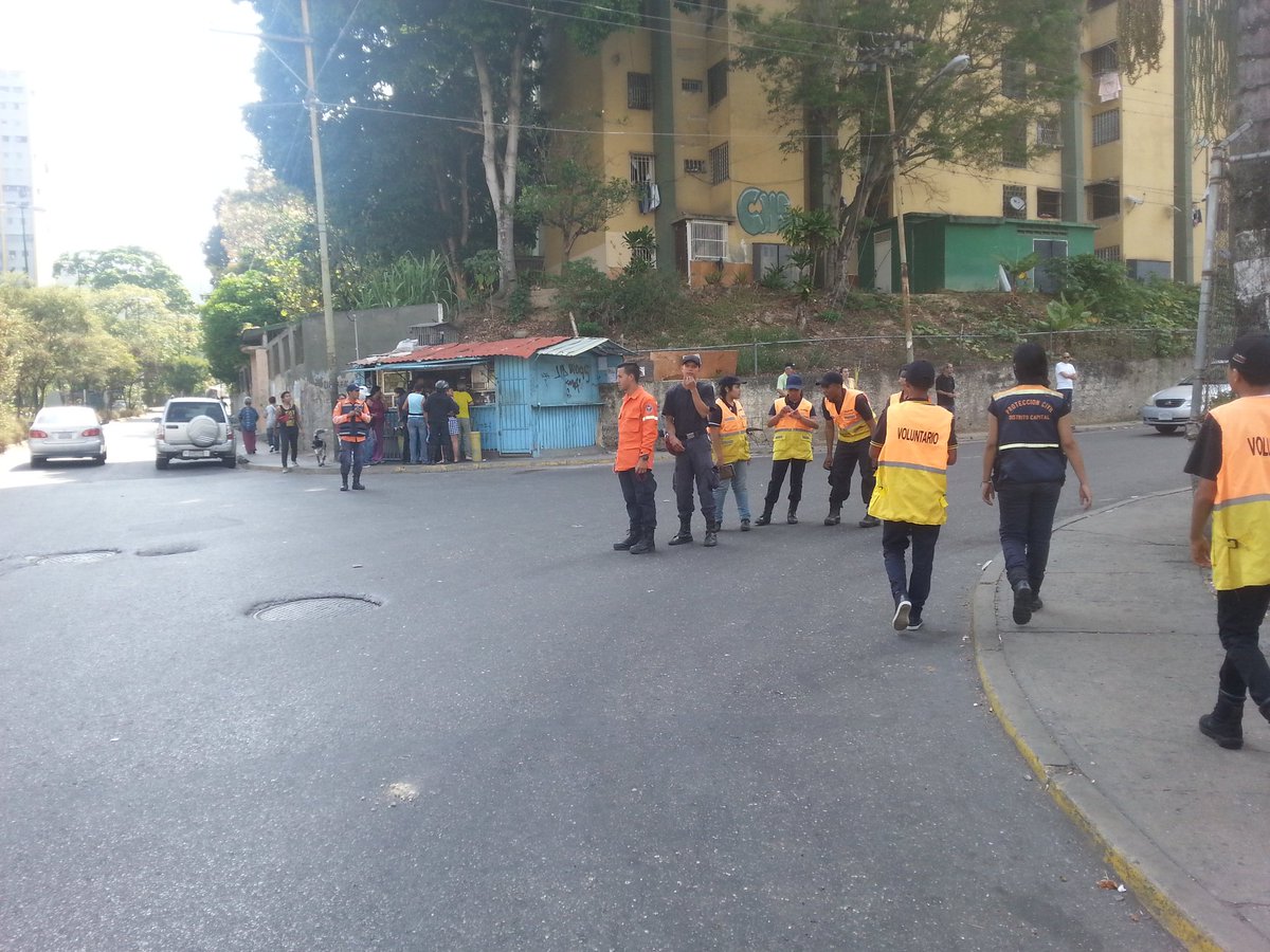 Personal de la agrupación guacaipuro 56 en guardia de prevenció en procesión en la ud5 de caricuao trabajando en conjunto <a href="/GROEC/">G.R.O.E.C</a> <a href="/GRESAR2021/">G.R.E.S.A.R.</a>
