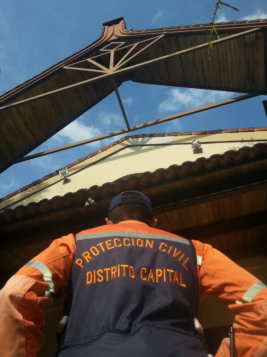 Personal de la agrupación guacaipuro 56 en guardia de prevención en la Iglesia San Carlos borromeo <a href="/lacamer/">GRAL LARRY CARRERA</a> <a href="/PCCAPITAL/">Protección civil Gobierno de Caracas</a>  <a href="/VoluntarioxVzla/">Voluntarios por Venezuela</a>