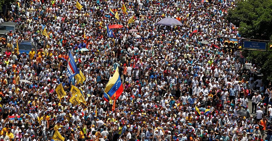torrentsquentes's tweet photo. Venezuelanos lotam às ruas contra o governo após líder opositor ser inabilitado... https://t.co/rMacCAo9gK by #seujoca via @c0nvey https://t.co/Uc3ohssi4x