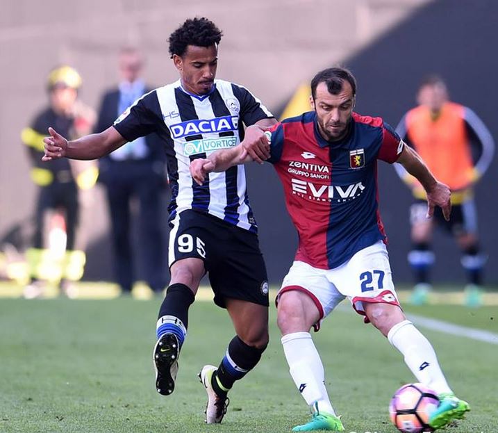 Pandev in a duel with Lucas Evangelista; photo: Genoa CFC