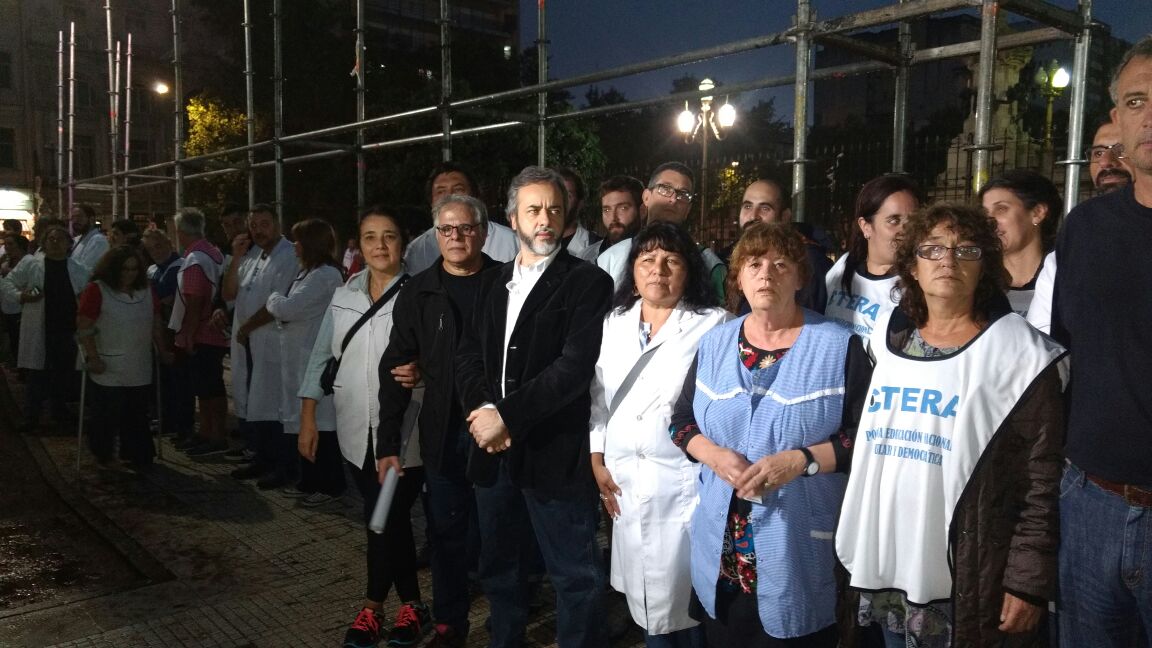 utectera's tweet photo. #ahora #congreso La Policía impide una protesta pacífica a la CTERA #Urgente https://t.co/rRRNfDIGt8