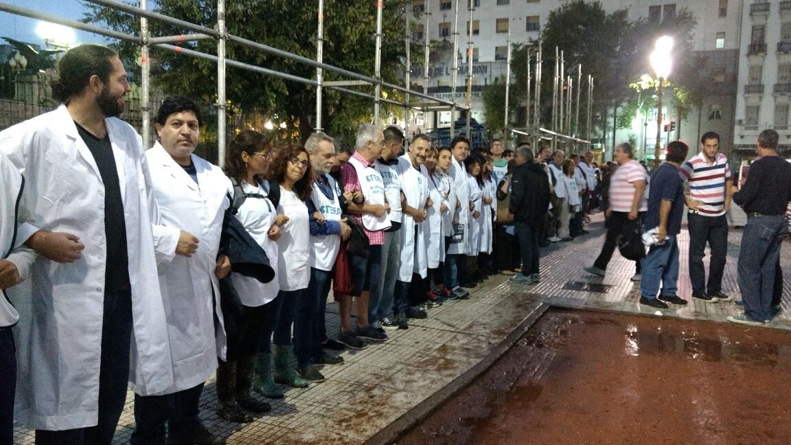utectera's tweet photo. #ahora #congreso La Policía impide una protesta pacífica a la CTERA #Urgente https://t.co/rRRNfDIGt8