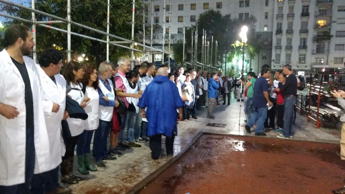 utectera's tweet photo. #ahora #congreso La Policía impide una protesta pacífica a la CTERA #Urgente https://t.co/rRRNfDIGt8