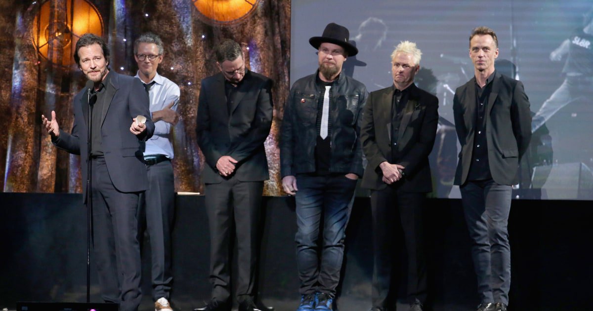 Read Pearl Jam's Humble Rock Hall Induction Speech crwd.fr/2oS1roK