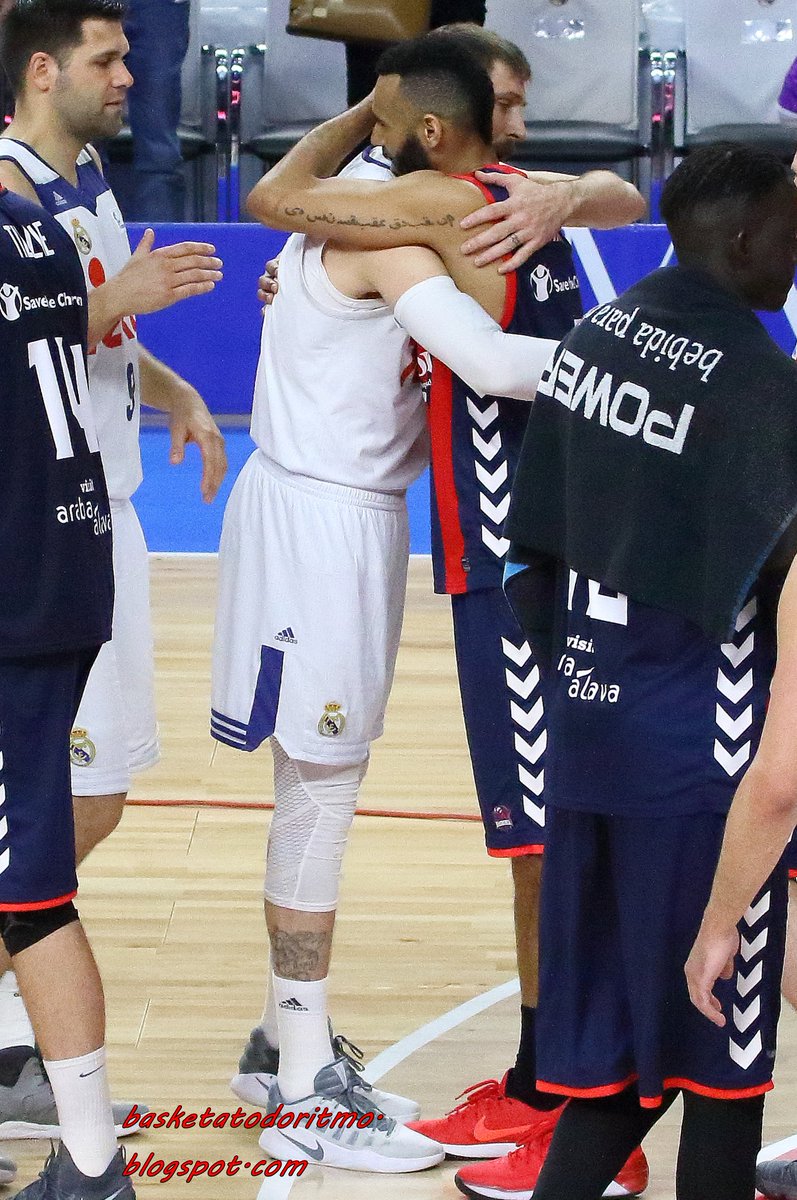 #respect <a href="/HangaAdamOnline/">Hanga Ádám</a> &amp; <a href="/SoyElChapu/">Andrés Nocioni</a> 👏👏