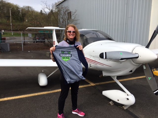 lorileebell's tweet image. He might not be @TheJimmyGraham but my wonderful husband flew me to run in the Seahawks 12K today! @Seahawks @rfhead @MyPeakChallenge