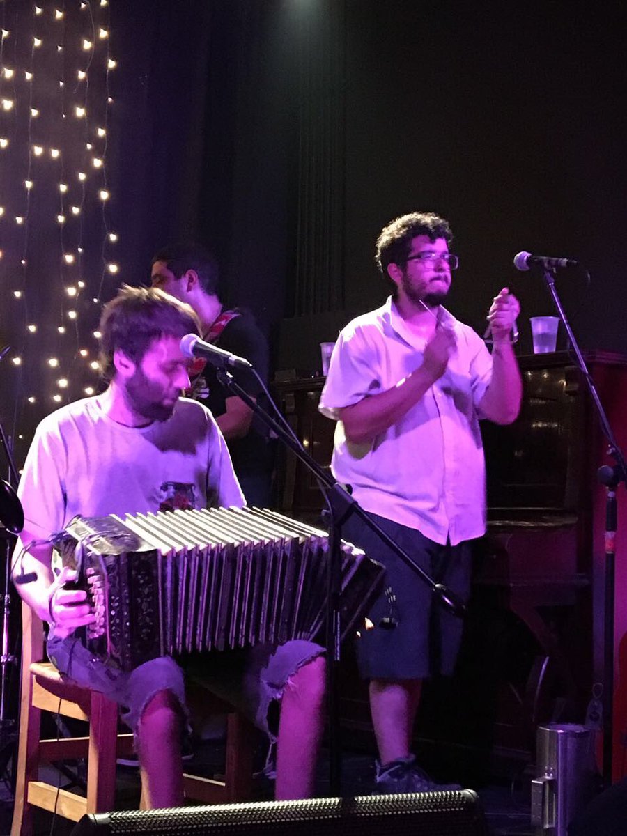 ¡Gracias a todos por venir ayer a combatir la lluvia y ponerle onda al sábado con nosotros en <a href="/vuelaelpez/">Vuela el Pez</a> ! 😃🍻