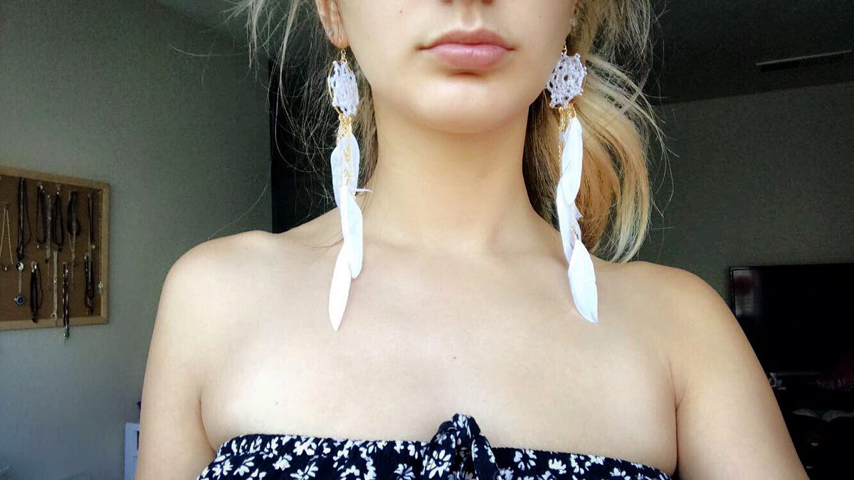 DreamTreeShop's tweet image. Feather earrings! #dreamtreeshop #jewelry #jewelryforsale #smallbusiness #featherearrings #storenvy #follow #Instagram #facebook 🌻