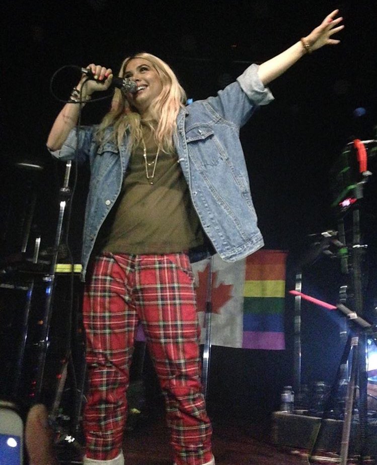 kiyokoarchive's tweet photo. hayley smiling on stage rt if you agree https://t.co/hAPmhBywn9