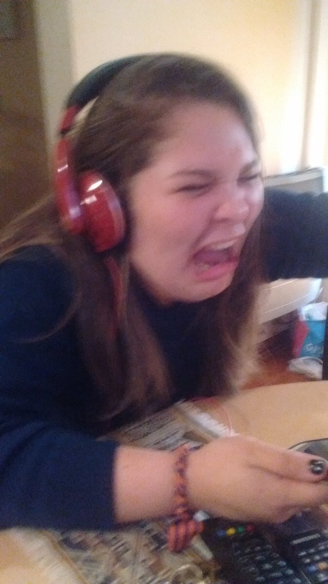 PocoPerdida's tweet image. No quiere enamorarse, dice que se queda sola, que ha pasado mucho mal de amores