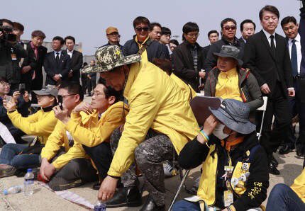 XAUUSD_GoldEA's tweet photo. 세월호를 육상으로 옮기는,모두가 성공 기원하는 시간대에 와서 유가족들 만나려 하니 외면 받고 되려 방해하는 꼴만 된거지.현실과 상황인식 빵점.그리고 잊지 않겠다 기억하겠다는 형식보다 가족들의 간절한 바람을 써줘야 정치인 인거지.그래서 진심도 안 느껴져 https://t.co/35wa4L7rJn