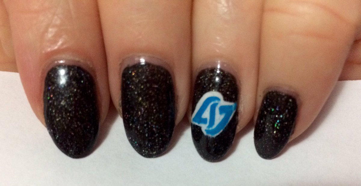 Pugabutt's tweet photo. Attempted to do some CLG nails 😂@clgaming #CLGWIN #CLGFIGHTING https://t.co/tJIrwuavjO