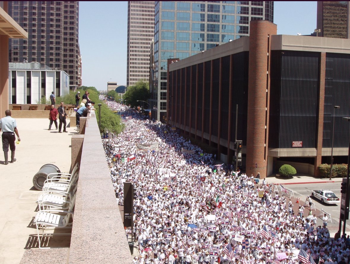 girlsreallyrule's tweet photo. Organizers of #megamarch2017 in Dallas estimate over 20,000 people marched today for Immigrant Rights and to show we are all one. #SiSePuede https://t.co/VQlcyug73V