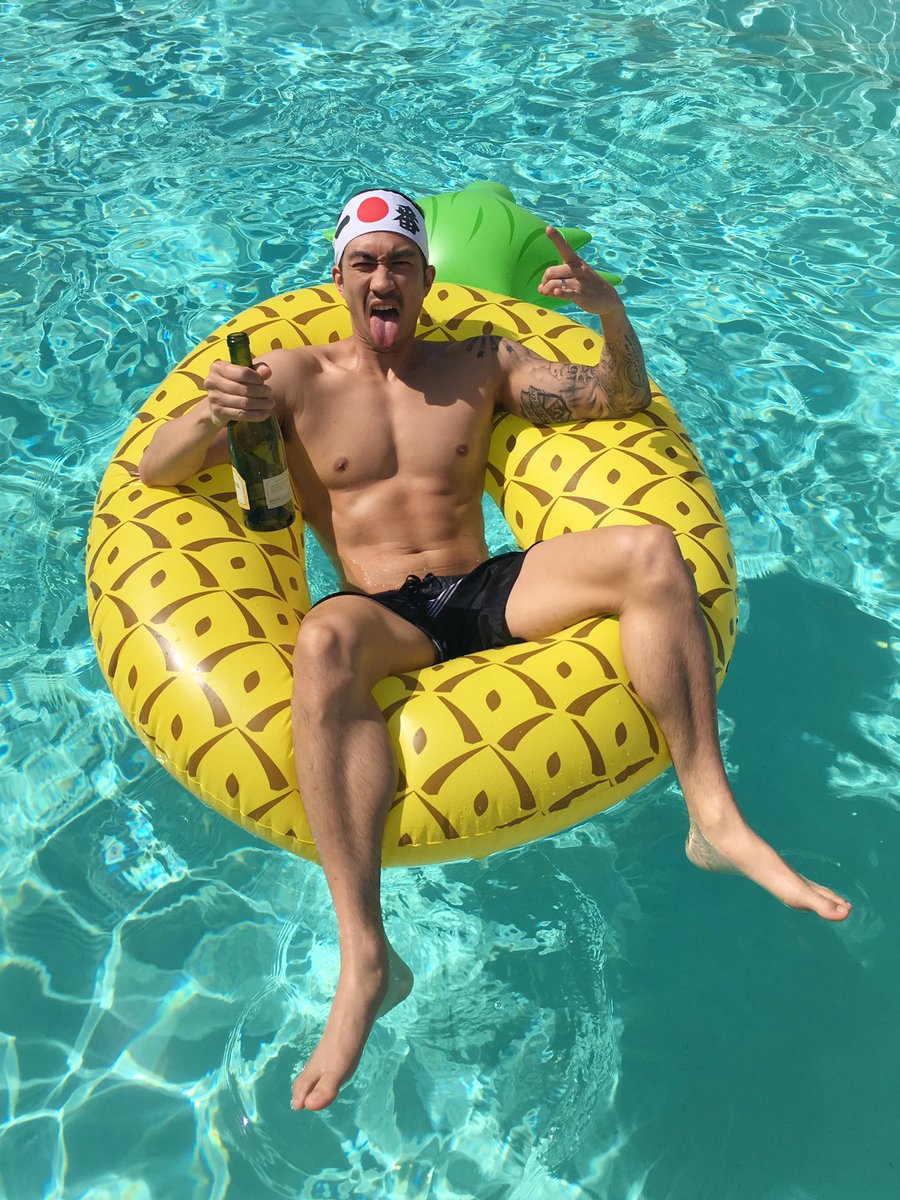 ronniecwoo's tweet image. Just a pic of me and my best friend. #wine #pineapplefloat #pool