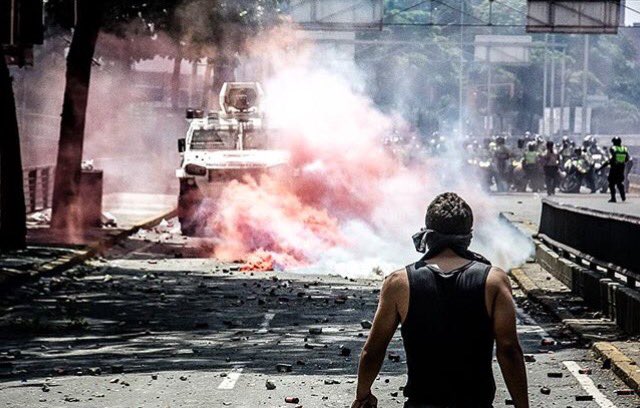 marianasuarezu's tweet photo. No es invento de @dsmolansky ayer nos atacaron con gases prohibidos! 
Exigimos que NO repriman más al pueblo
#SinDescansoXLaDemocracia https://t.co/hjv6MRTYSo