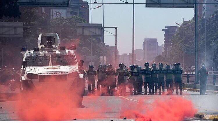 marianasuarezu's tweet photo. No es invento de @dsmolansky ayer nos atacaron con gases prohibidos! 
Exigimos que NO repriman más al pueblo
#SinDescansoXLaDemocracia https://t.co/hjv6MRTYSo